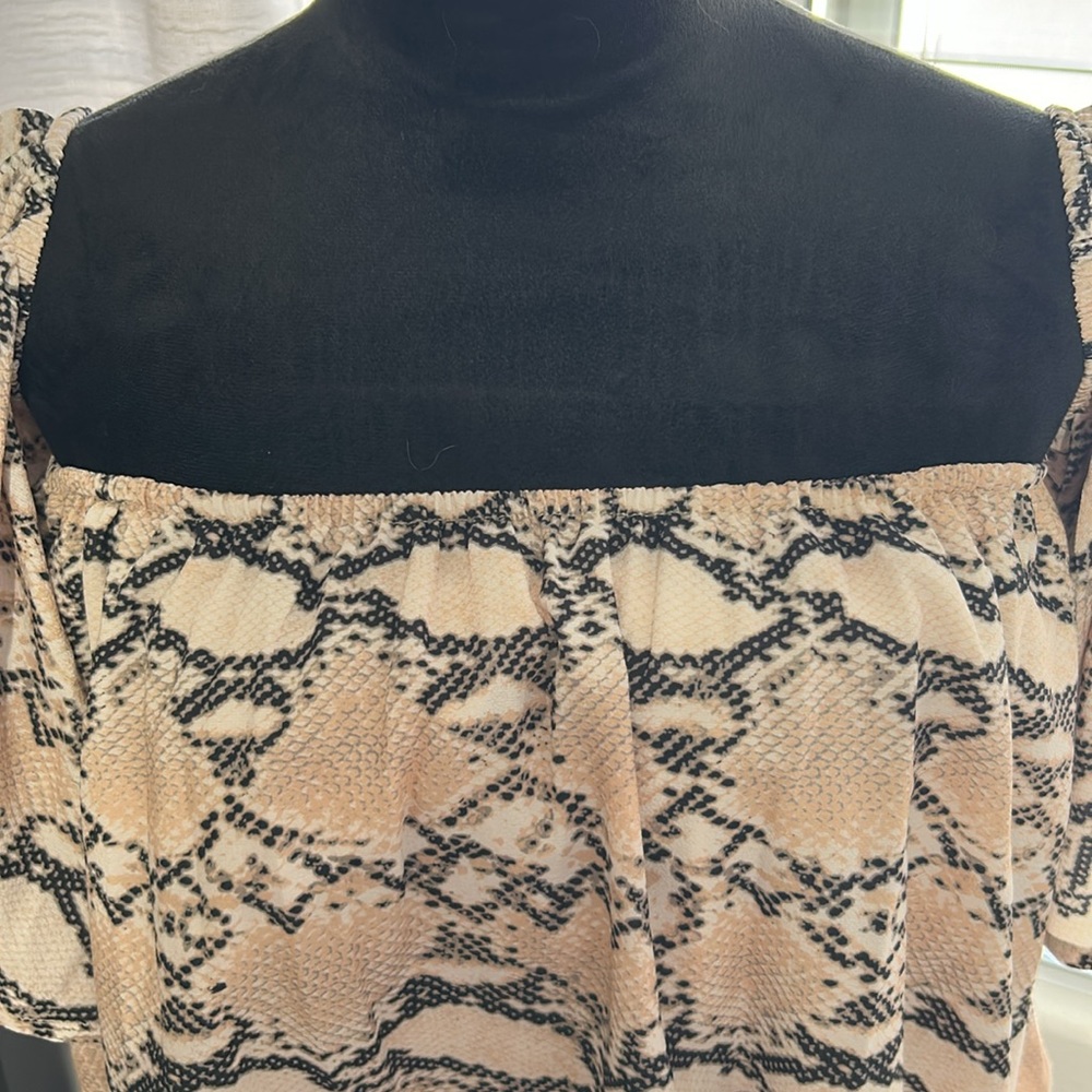 NEW / lined /adjustable / stretchy - Picture 4 of 8